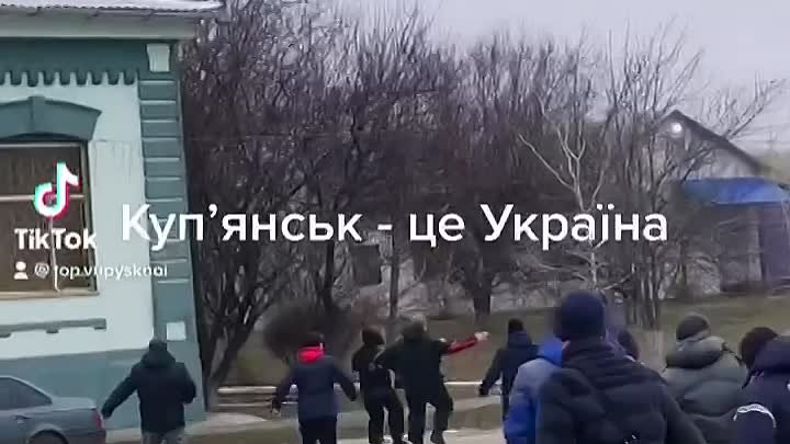 В Купянске люди с голыми руками кидаются на машину с военными РФ.