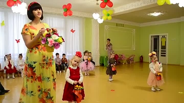Танец малышей с цветами и Весной  Утренник 8 Марта в детском саду 