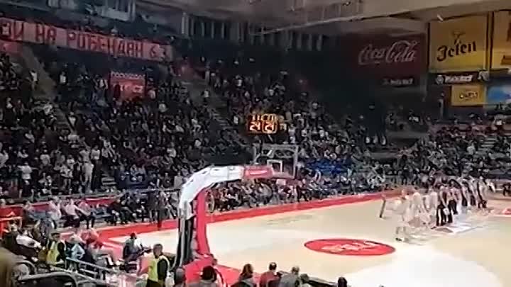Сербские болельщики баскетбольного клуба «Црвена Звезда» поддержали  ...