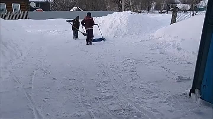 Детский скребок снега на полозьях