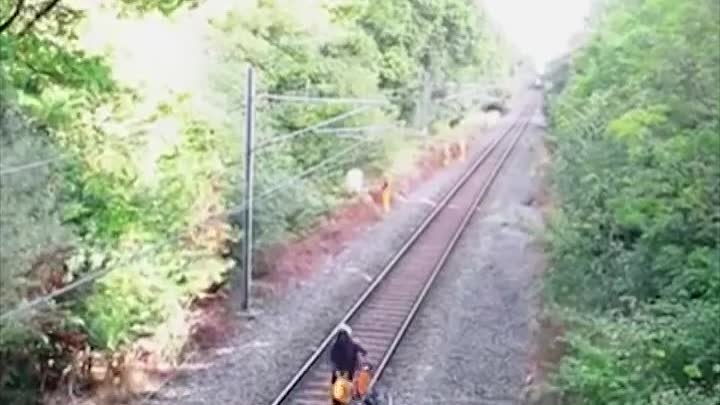 Герой железнодорожных работник спасает пьяный велосипедист из поезда
