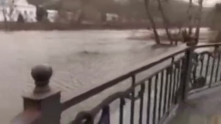 Видео, сделанное после разрушения дамбы на Оскольском водохранилище