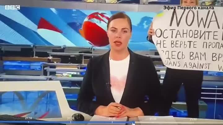  Девушка с плакатом NOWAR ворвалась в студию новостей «Первого канала.mp4