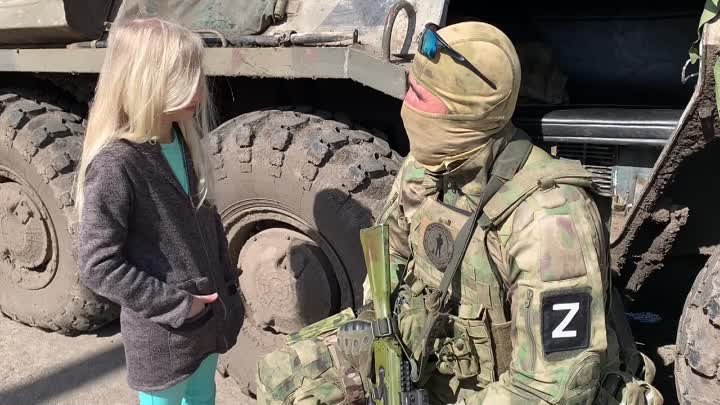 // Малышка пришла поговорить с российскими военными. Липцы, Харьковская область.