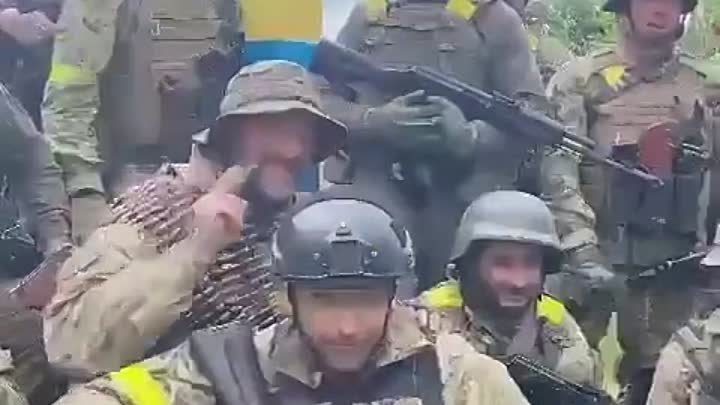 Видео снятое хохлами. Украинцы с пограничным столбом. Украинские военные таскали пограничный столб. ВСУ С пограничным столбом. Военные тащат пограничный столб.