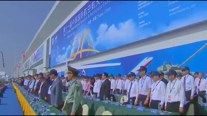 Китайский истребитель пятого поколения J 20 на авиашоу в Китае