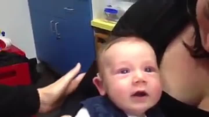 Глухой малыш впервые услышал голос родителей!)