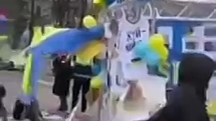 Дурдом?, Нет это украинцы устроили несанкционированный митинг в Риге. 