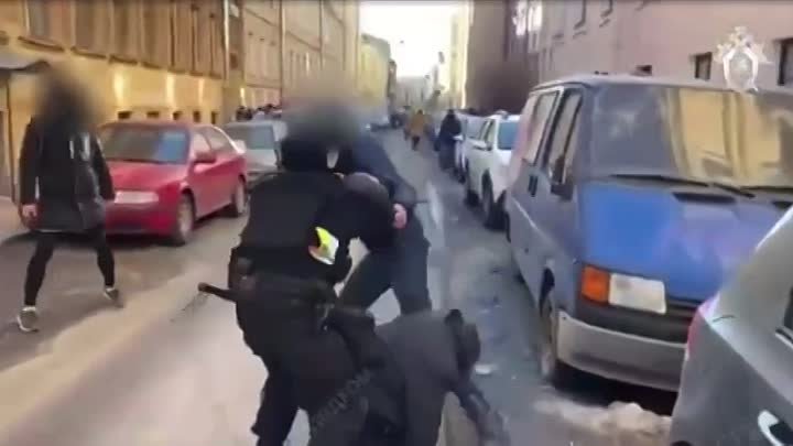 Нападение на питер. Нападение на полицейского. Напал на полицейского в России. Человек на фоне полиции.