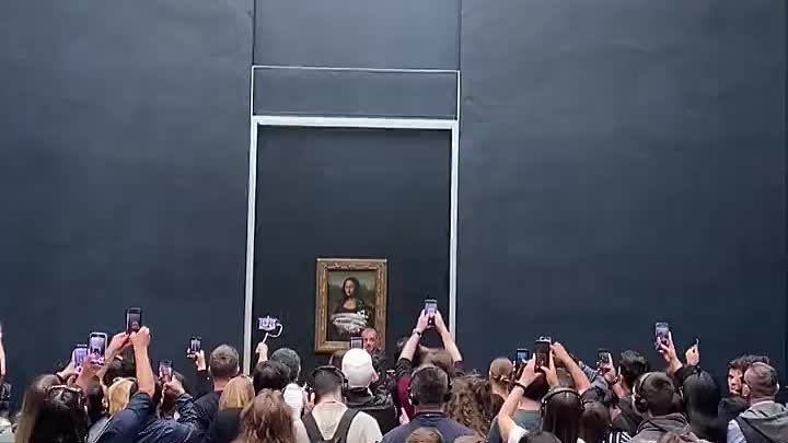Активист бросил торт в Мона Лизу