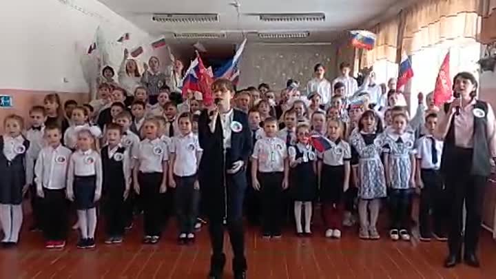 Сегодня в Хлопуновской школе прошёл флешмоб  в поддержку российских  ...