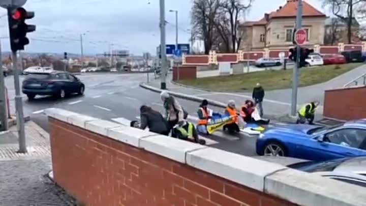 Украинцы дорога. Украинцы лежат на дороге. Украинцы перекрыли дорогу в Праге. Украинцы в Чехии. Хохлы преградили дорогу.