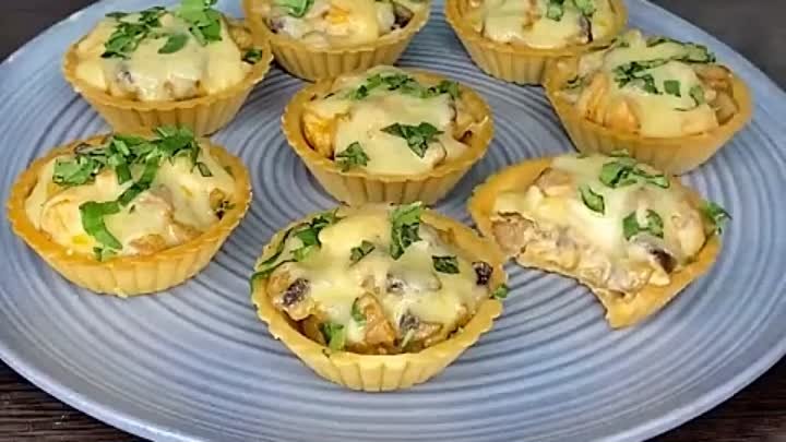 Запечённые тарталетки с курицей и грибaми