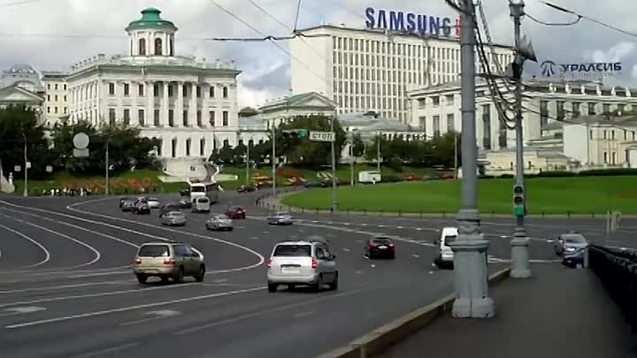 Пройдитесь через Большой Каменный мост в Москве