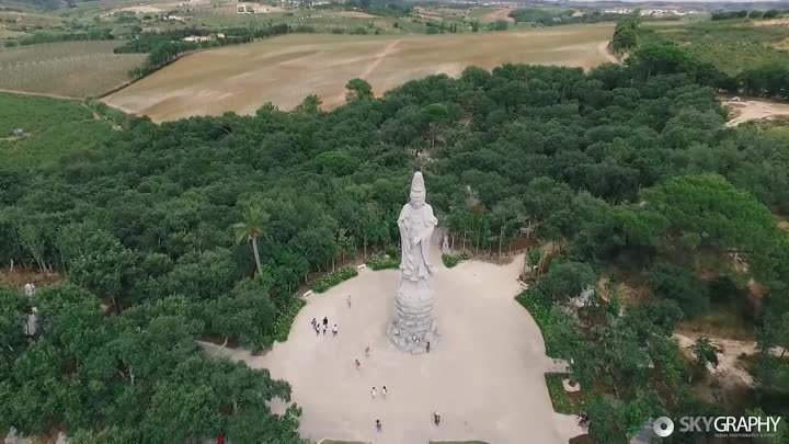 Райский сад Будды занимает 35 гектаров и насчитывает более ста стату ...