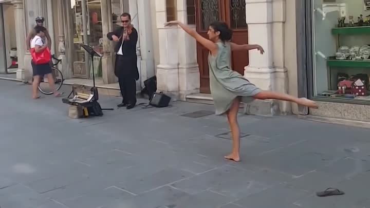 Балерина из Палестины не устояла перед мелодией уличного музыканта в ...
