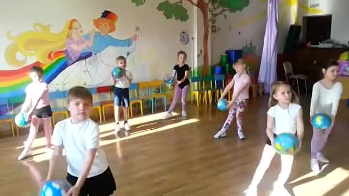 Детский фитнес в Маленьком Волшебнике - Мячики