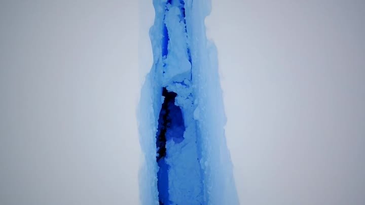 Гигантский разлом в толщах льда Антарктики (45 км в длину). Crack in ...