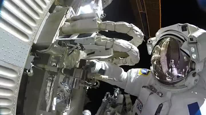 Французский австронавт Тома Песке в открытом космосе 24 марта 2017 года