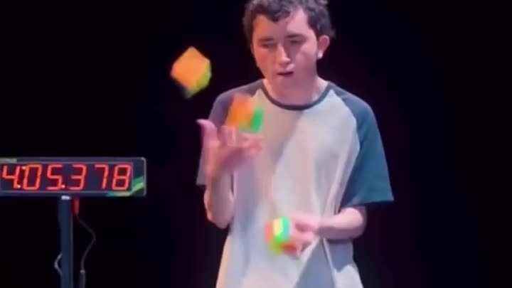Парень из Колумбии собрал сразу три кубика рубика жонглируя ими