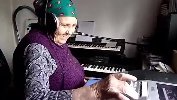 Музыка поют бабушки. Бабушка поет. Старушка поет. Бабка с микрофоном. Бабки поют.