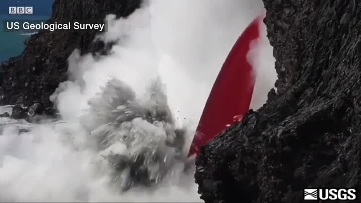 Лава вулкана Килауэа стекает в Тихий океан