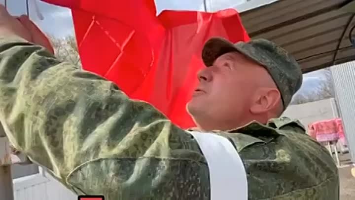 Военные поднимают флаг СССР!