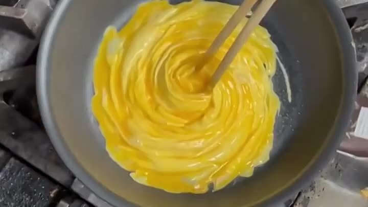 Можно же сделать красиво яичницу💛🍳