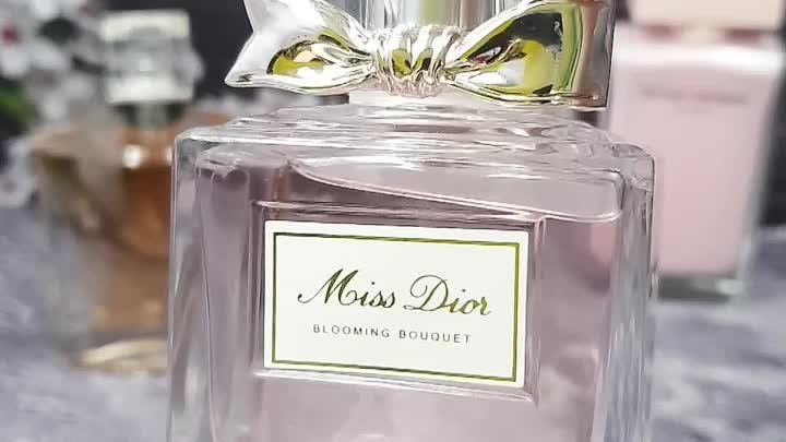 С духами La Vie Est Belle, Miss Dior Blooming Bouquet, Narciso Rodri ...