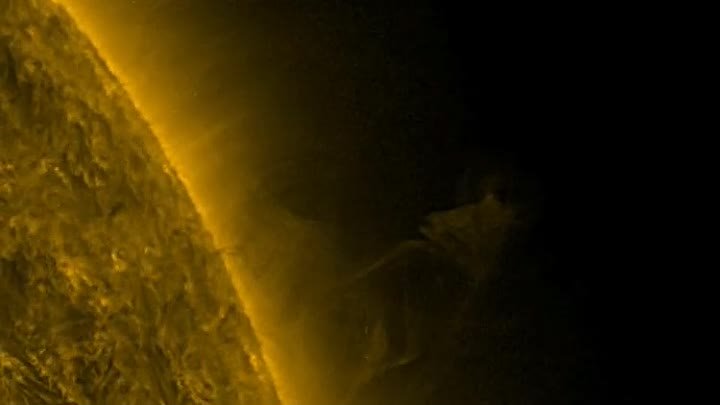 Захватывающий момент в солнечной короне, видео от 17 мая 2017 года