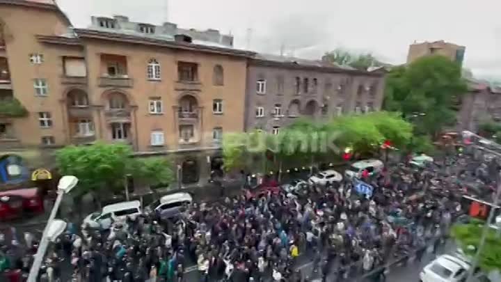 В Ереване продолжаются массовые протесты оппозиции.