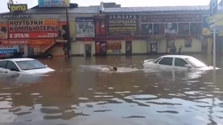 Курск ушел под воду. Курск после дождя. Курск дождь. Курск Центральный рынок после ливня. Потоп в Курске.