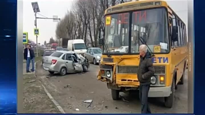 Школьный автобус попал в ДТП на трассе "Ростов-Новошахтинск"