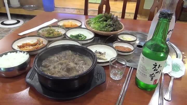 Корейская еда и водка соджик.