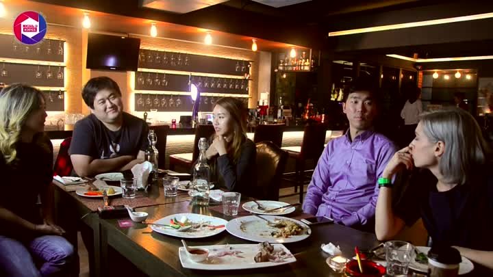 Русский ресторан в Сеуле, и Кореец пробует баранину и шпроты в первы ...
