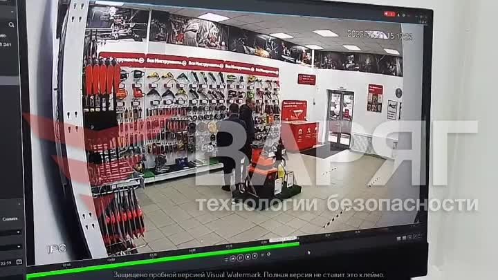 В Челябинске парень совершил кражу под камерой видеонаблюдения