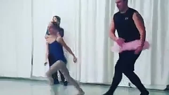 Папы с дочками танцуют балет