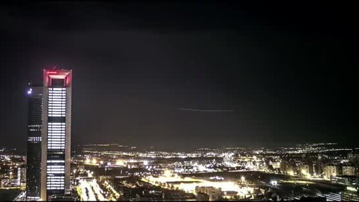 Instalación del logo en la Torre Cepsa.