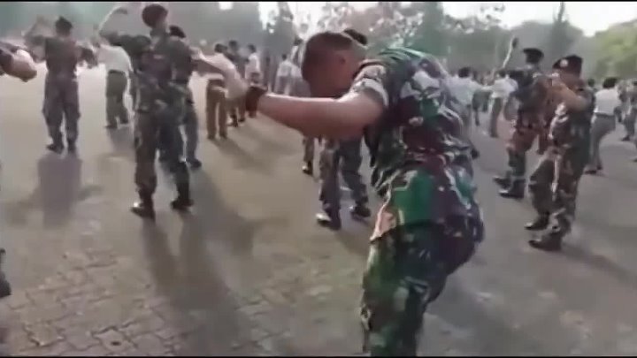 Оригинал танца буй буй. Бактияр Токторов буй буй. Военнослужащий Khalwa Alya Nairi. Танцует военнослужащий Khalwa Alya Nairi. Солдаты танцуют буй буй.