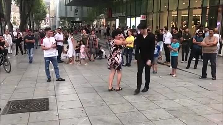 Тбилиси Лезгинка 2019 Тетя И Девушка Танцуют По Кайфу На Улице Руставели ALISHKA