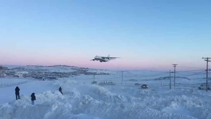 Руслан сів у вічній мерзлоті. Ан-124 доставив запасний двигун Боїнгу в Канаду.