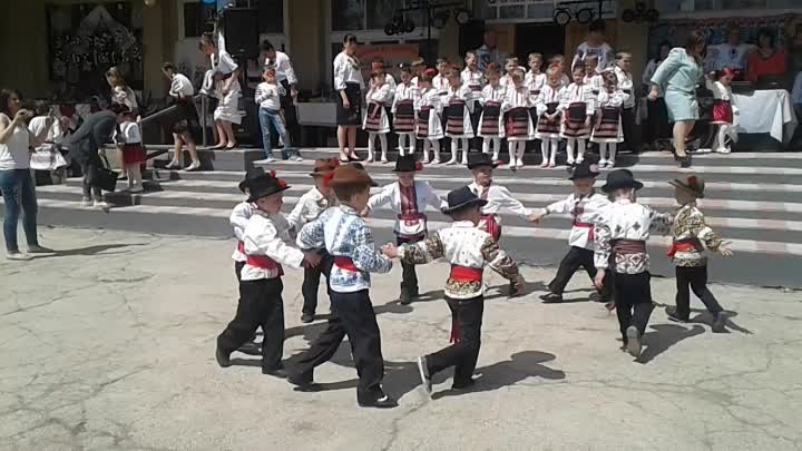 Dansul flăcăilor, grupa Albinuța