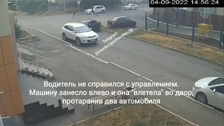 В Оренбурге ВАЗ протаранил два авто, уворачиваясь от столкновения с  ...