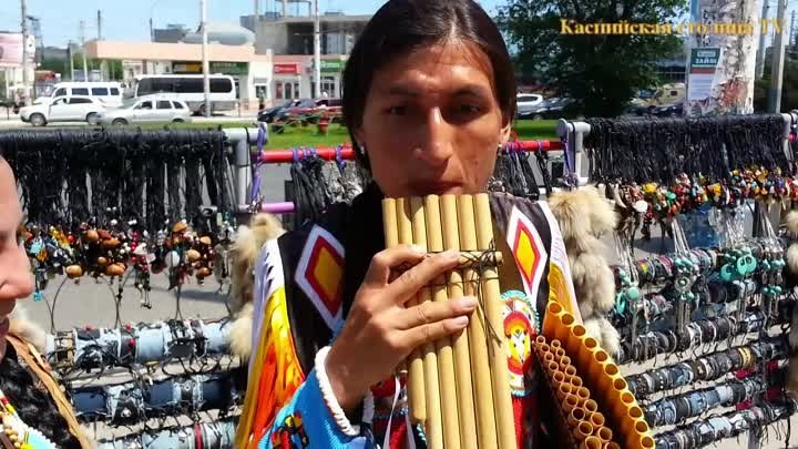 Индейцы из Эквадора играют на улицах Астрахани. Музыка и интервью с ними