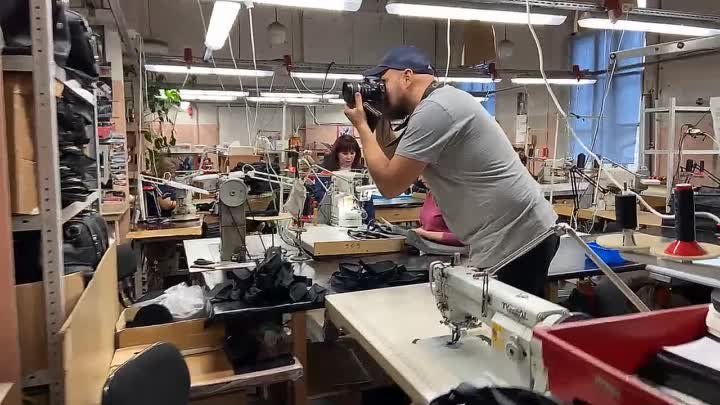 Как производят кожаные сумки и аксессуары. Фабрика Вектор.