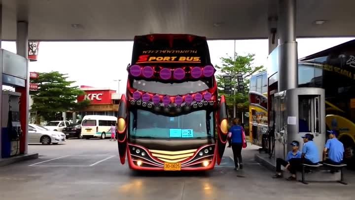 Красочные автобусы монстры на заправочной станции в Таиланде