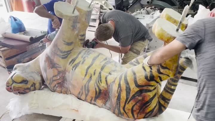 Скульптура из янтаря «Амурский тигр»