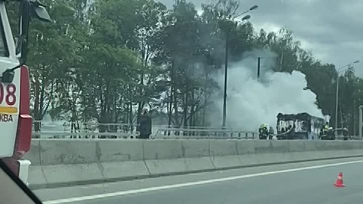 Автобус загорелся после столкновения с грузовиком
