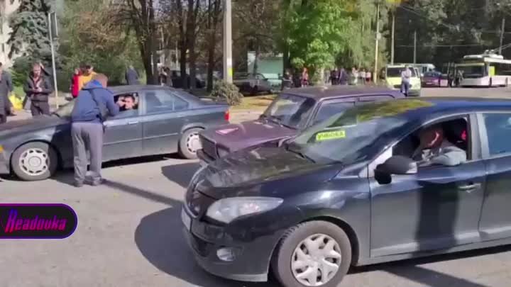 В Запорожье местные жители перекрывают дороги после запрета украинск ...