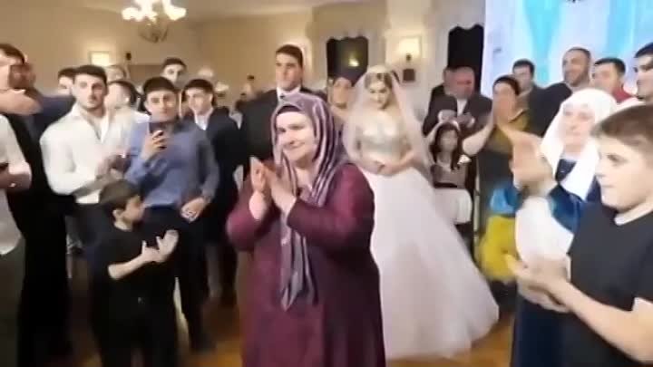Свадьба в Азербайджане. Жених поёт для своих гостей. Очень трогатель ...